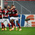 Com gol contra bizarro, Flamengo bate o Palmeiras e cola no Inter